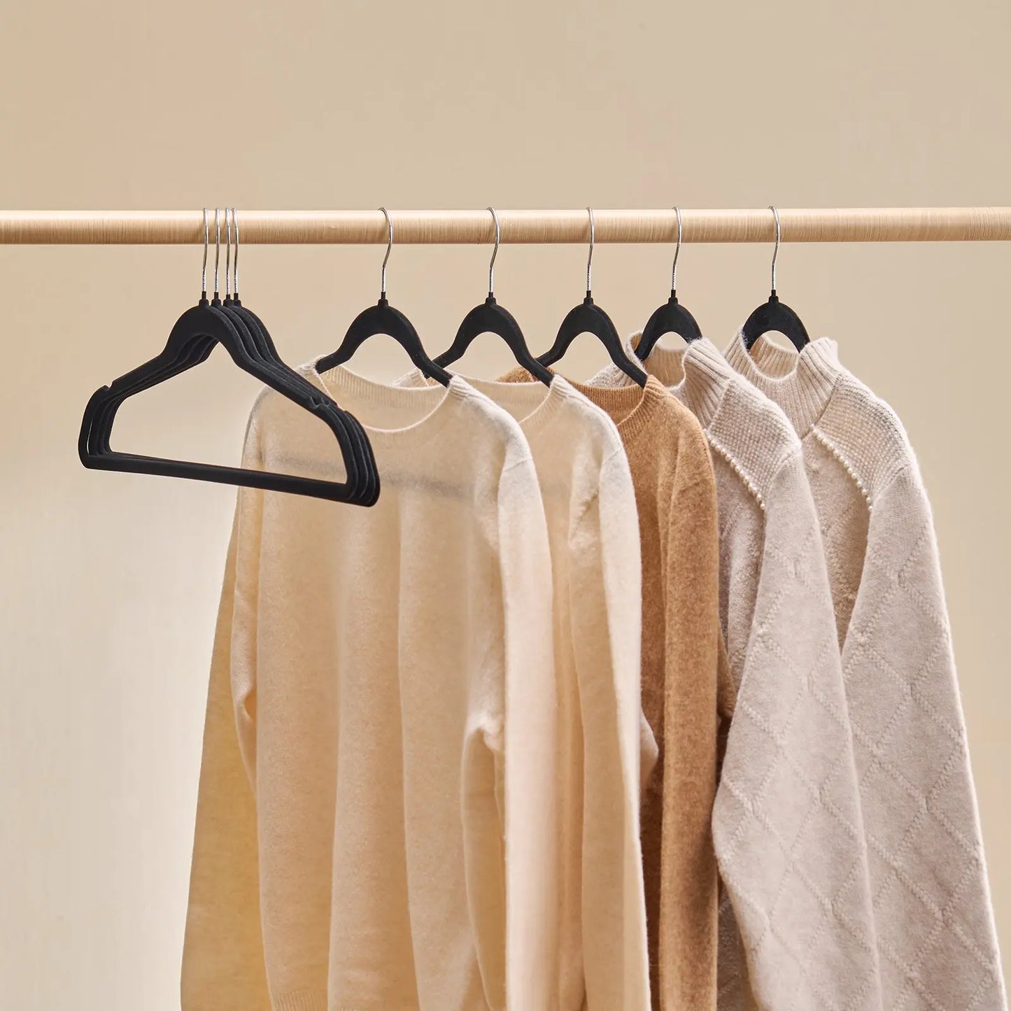 VEVOR Velvet Hangers 50 Pack Black Non-Slip Hangers with 360 Degree Swivel Hook